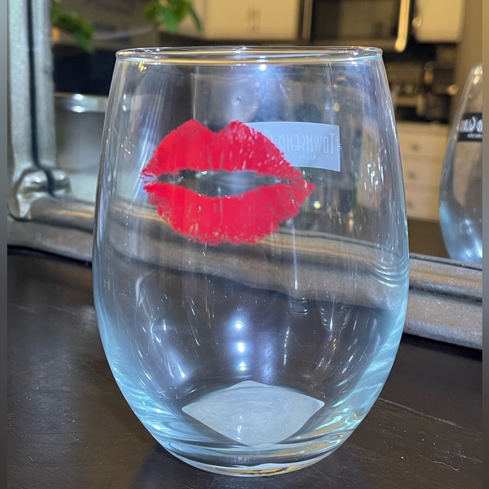 Brand New Kiss Print Wine Glasses - Set of 8 (HomeSense)